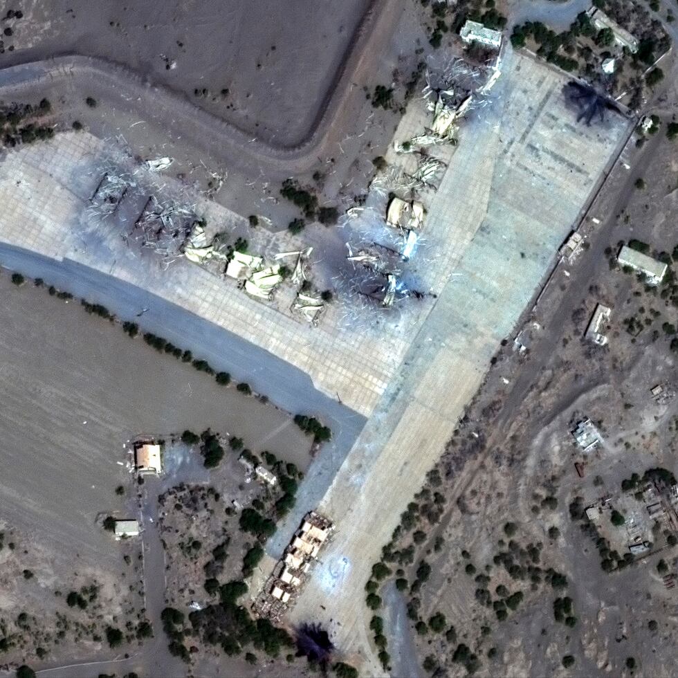 Esta imagen satelital muestra refugios destruidos en el aeropuerto de Al Hudaydah, en Yemen.
