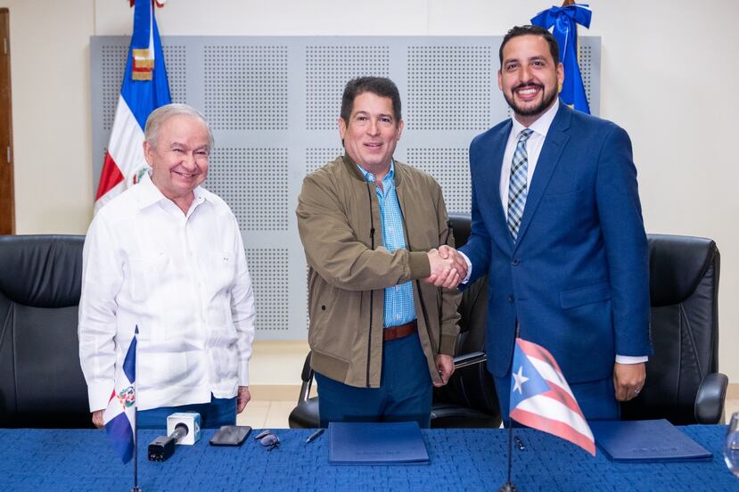 De izquierda a derecha, Elis Pérez, presdiente de la Junta de Directores de la  Corporación de Puerto Rico para la Difusión Pública (CPRDP); Yván Miguel Ruiz Guerrero, director general de la Corporación Estatal de Radio y Televisión; y Jorge Pagán Pagán, presidente de la CPRDP.