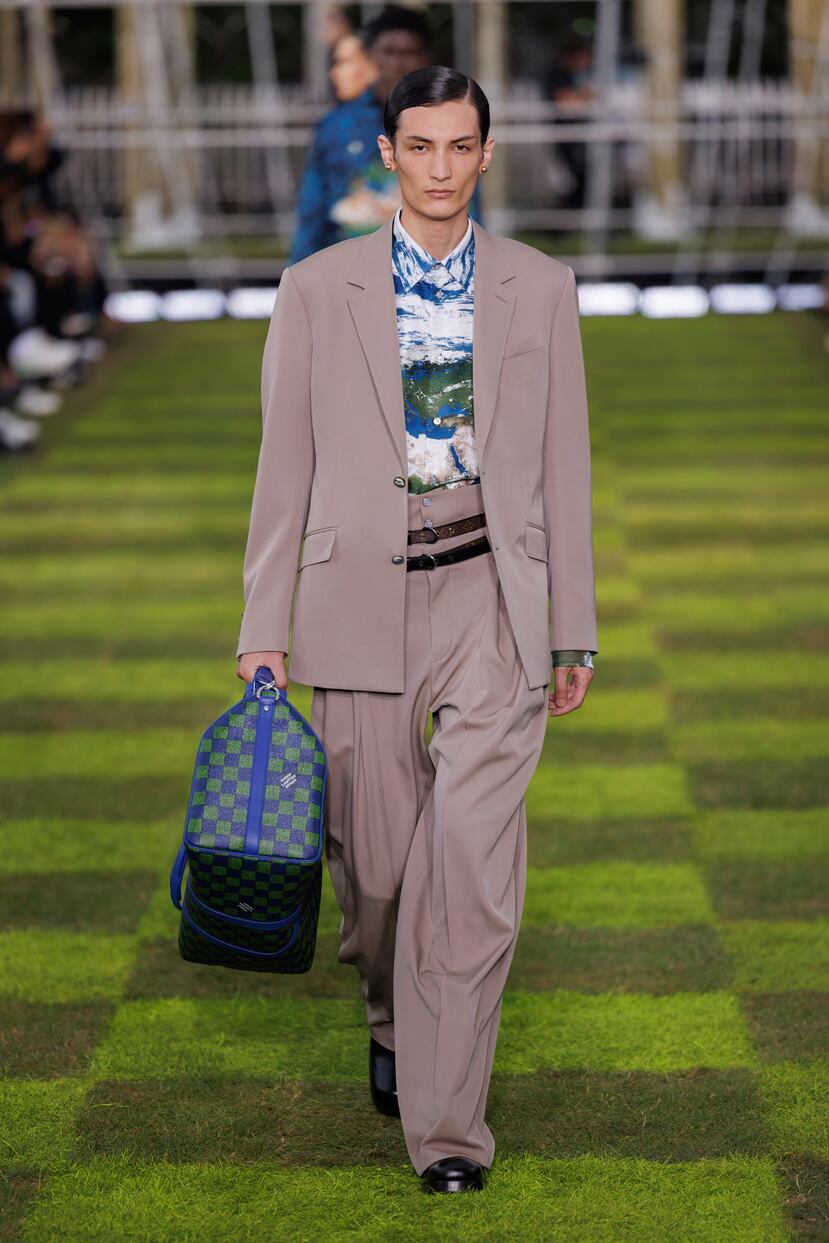 Modelo luce el bolso durante el  Louis Vuitton Spring Summer 2025 presentado en Paris, cuyo director creativo fue Pharrell Williams.