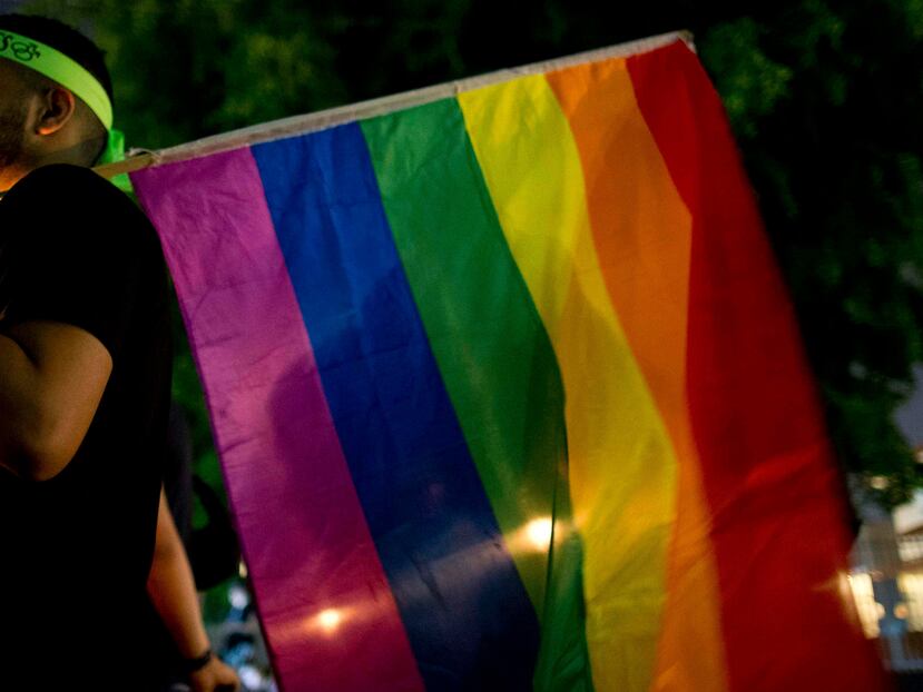Un joven carga una bandera de arcoiris, la cual identifica a la comunidad LGBTT. (GFR Media)