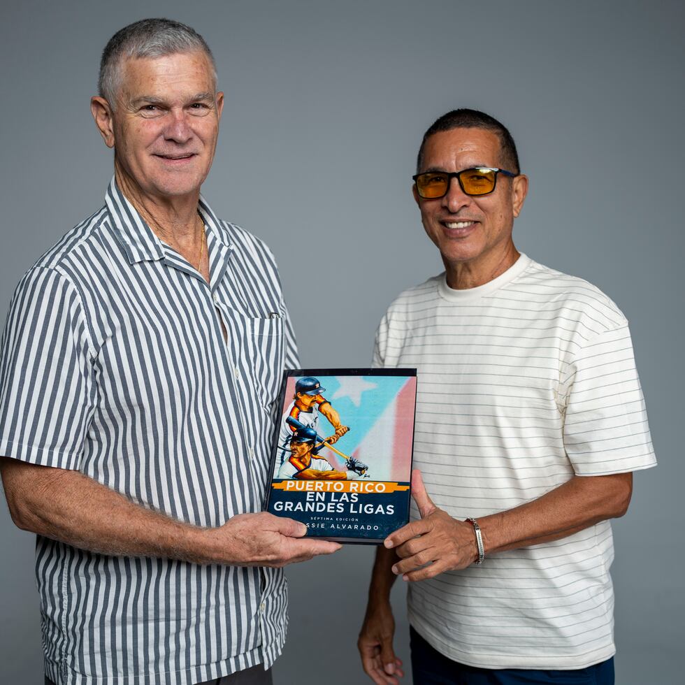 El exjugador de las Grandes Ligas, Dickie Thon, junto al historiador Jossie Alvarado.