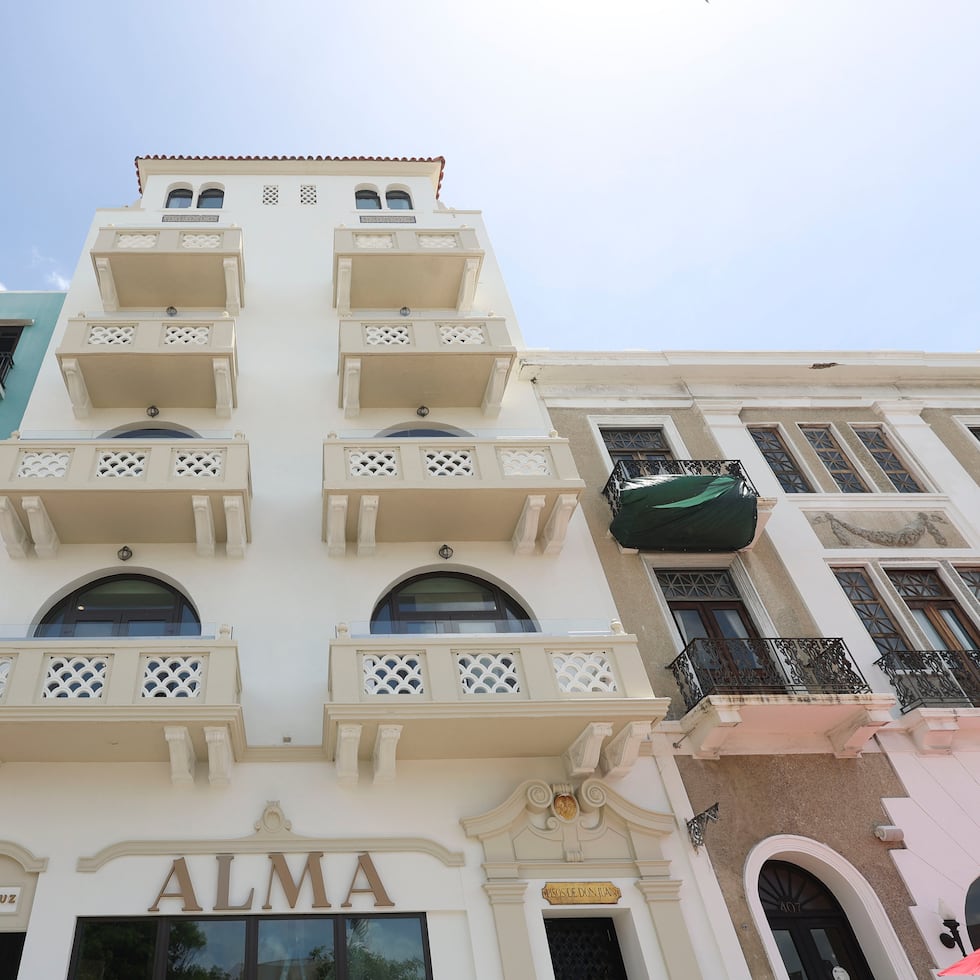 Vista de la estructura que cobija el hotel Alma en el Viejo San Juan.

