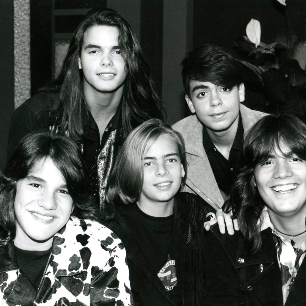Para la década de 1990, formaban parte de Menudo:  Sergio Blass y Rawy Torres, arriba, además de Robert Avellanet, Adrián Oliveras (al centro) y Rubén Gómez.