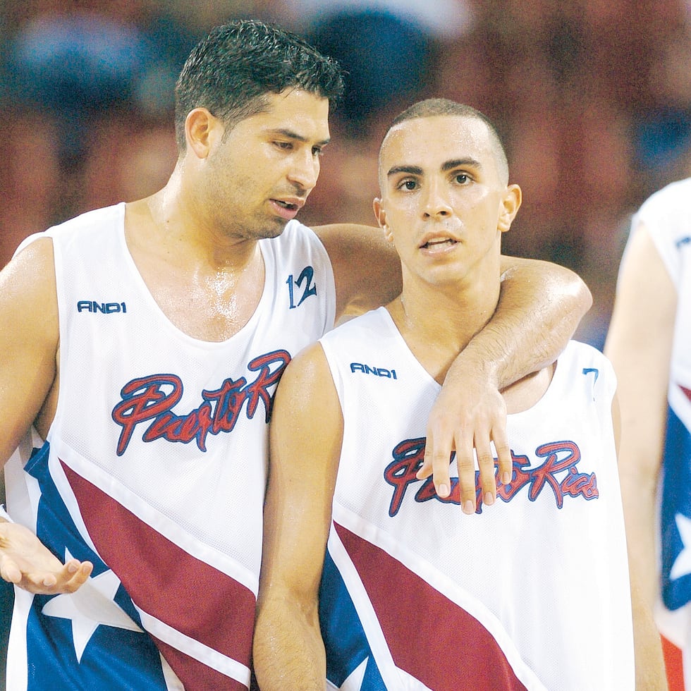 Rolando Hourruitiner y Carlos Arroyo comparten un partido de la selección de Puerto Rico.