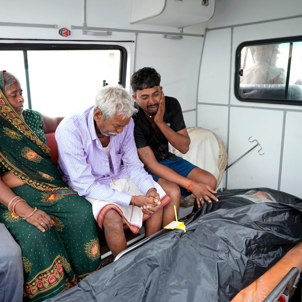 Familiares de Ruby, de 37 años y quien murió en una estampida, lloran tras recibir su cadáver, antes de dirigirse a su ciudad natal, en el exterior del hospital del distrito de Hathras, en Uttar Pradesh, India.