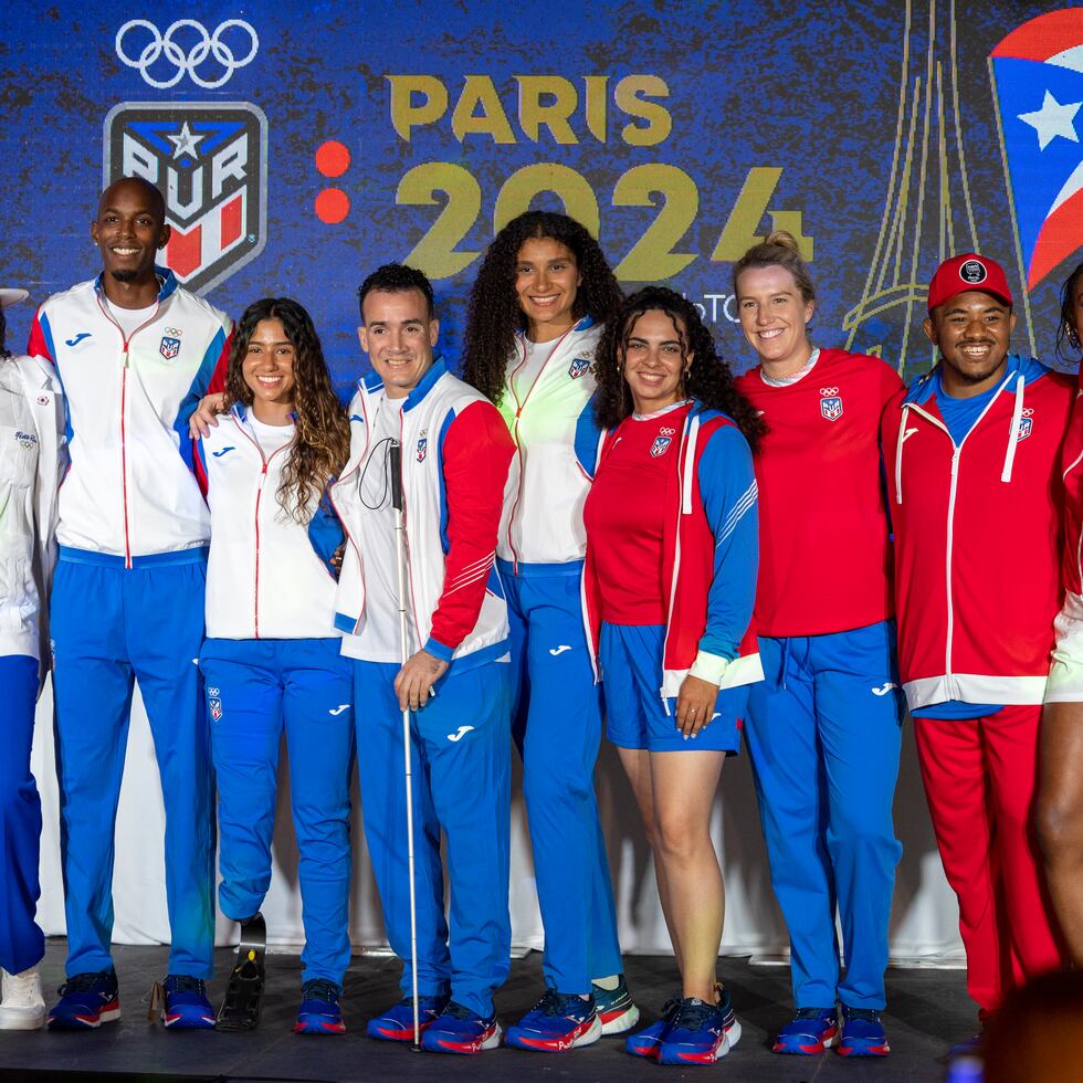 Atletas lucen los diversos uniformes que estarán utilizando en París durante una actividad en la Casa Olímpica.