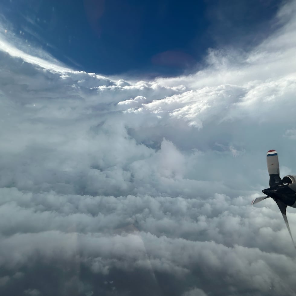 Fotografía divulgada este martes por el Centro de Operaciones de Aeronaves (AOC) de la Oficina Nacional de Administración Oceánica y Atmosférica (NOAA) tomada desde un avión cazahuracanes.