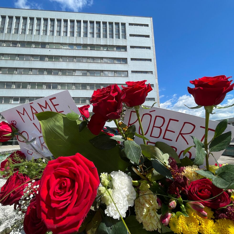 Flores frente al hospital donde está el primer ministro eslovaco Robert Fico tras ser víctima de un atentado, en Banska Bystrica, Eslovaquia, el 18 de mayo de 2024.
