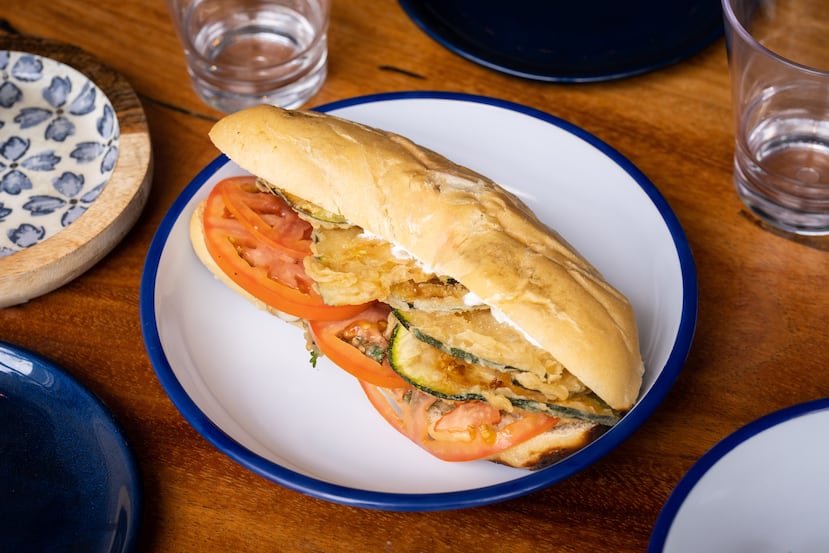 El Zucchini Sandwich es un plato vegetariano a base de los populares Zucchini Chips de OPA!, con salsa de yogur griego, melitaznosalata (puré de berenjena) y tomate.