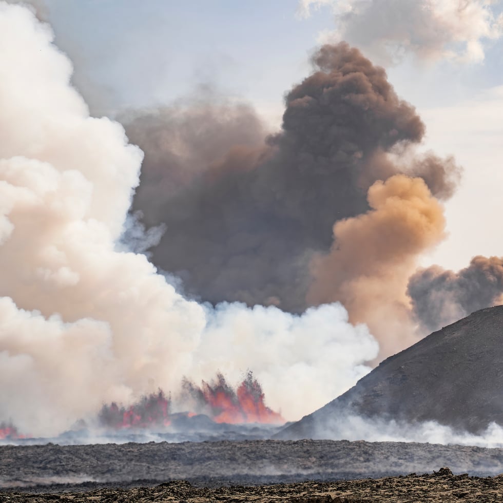 El volcán Fagradalsfjall, al suroeste de Islandia, entró en erupción el miércoles por quinta vez desde diciembre, arrojando lava roja que una vez más amenazó la costa. ciudad de Grindavik y provocó la evacuación del popular balneario geotérmico Blue Lagoon. 