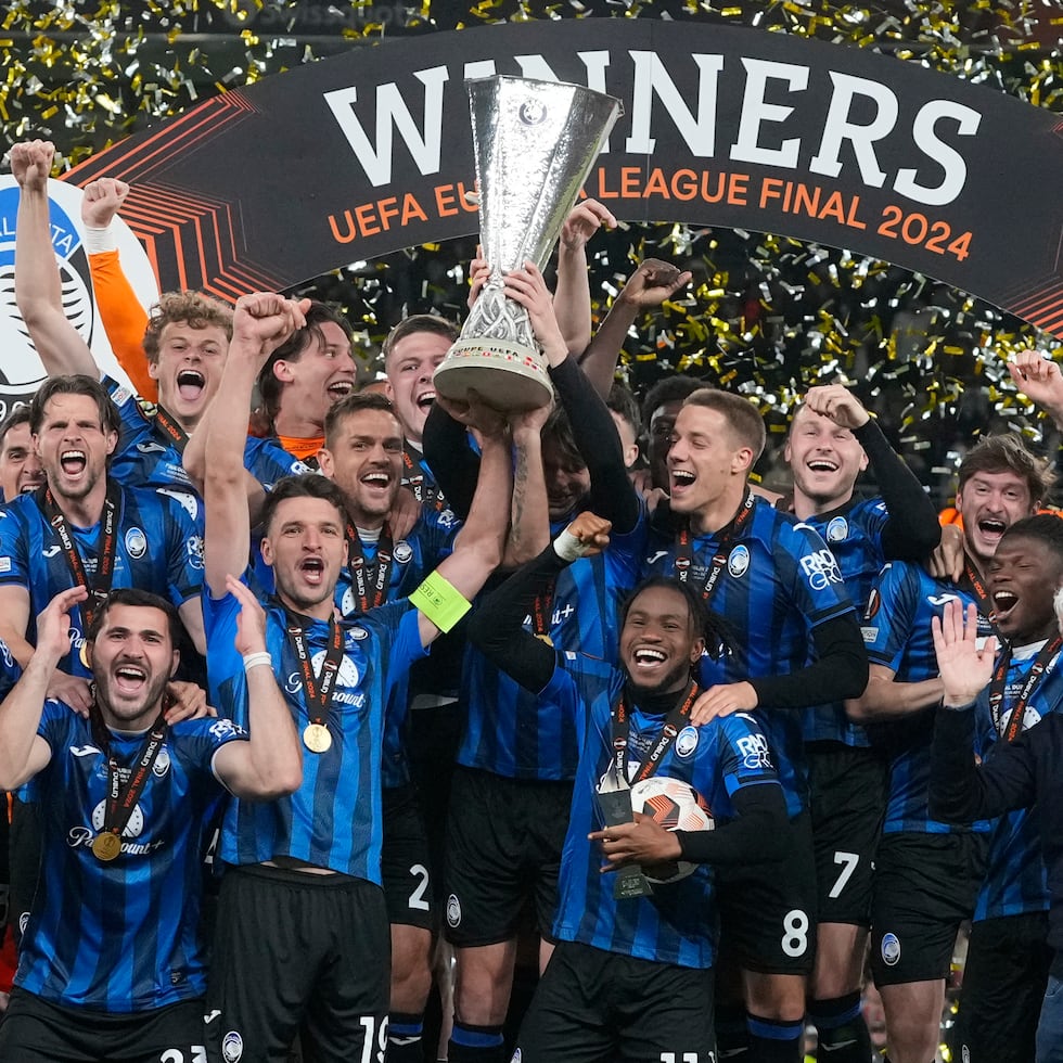 Los jugadores del Atalanta festejan su título de la Europa League.