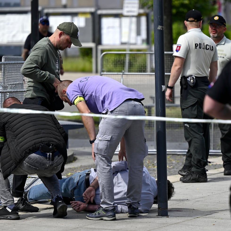 La policía arresta a un hombre tras un atentado con un arma de fuego contra el primer ministro de Eslovaquia, Robert Fico, en Handlova, Eslovaquia.