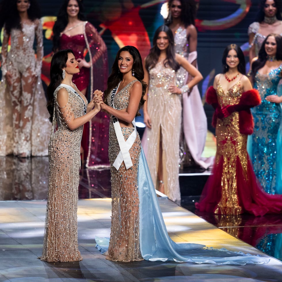 Jennifer Colón, Miss Universe Puerto Rico 2024, estuvo agarrada de manos con Miss Corozal, Orlanis Rivera, quien resultó primera finalista. 