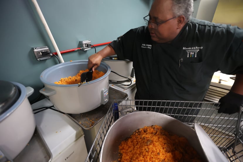 El chef Iván Clemente sirve parte de la comida para repartir en los pueblos afectados por los apagones.