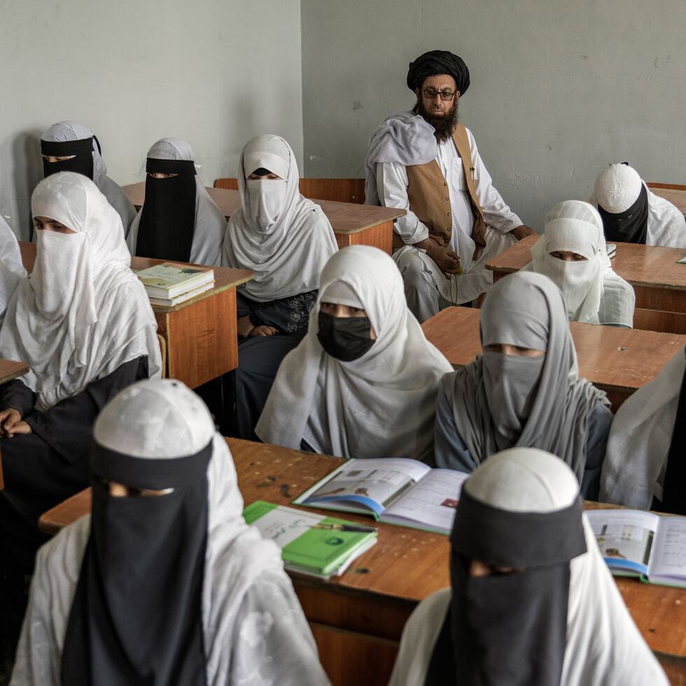 La prohibición a que las niñas estudien más allá del sexto grado se extendió, desde el 2022, a las universidades.