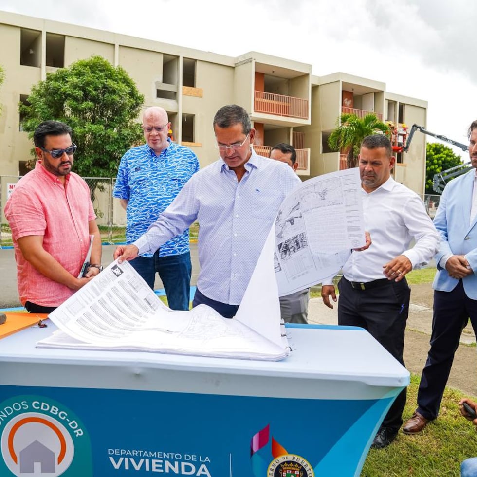 El gobernador Pedro Pierluisi (centro) anunció la rehabilitación del proyecto de vivienda multifamiliar Brisas de Arroyo.