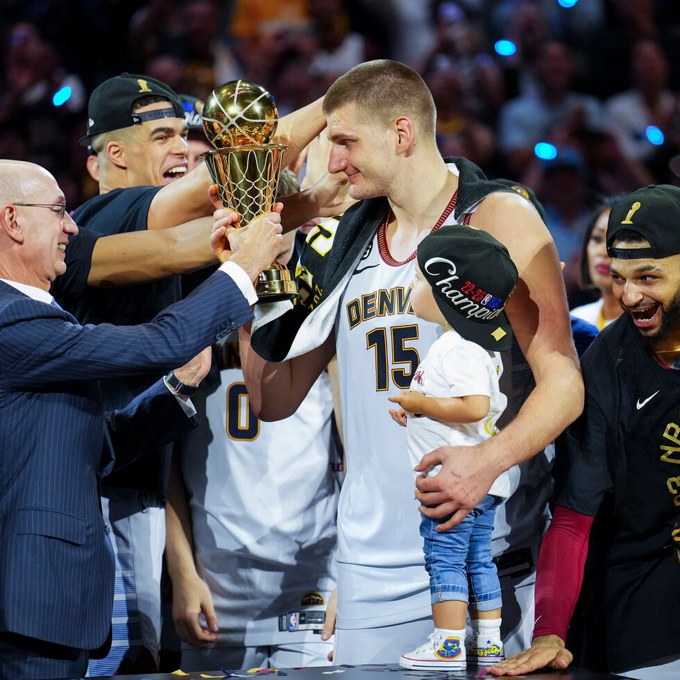 Nikola Jokic, recibiendo el galardón de Más Valioso de la final de la NBA 2023.