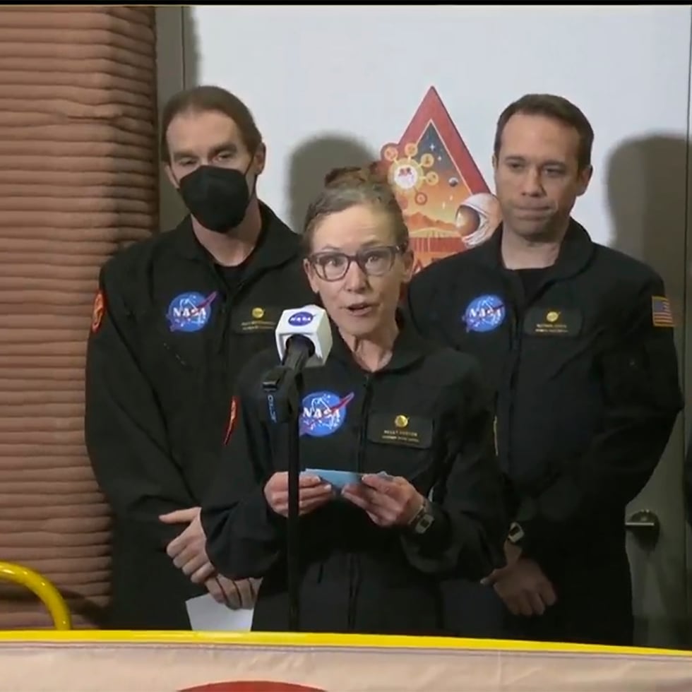 En esta imagen extraída de un video proporcionado por la NASA, Kelly Haston, tripulante de la primera misión CHAPEA, habla ante otros miembros -de izquierda a derecha Ross Brockwell, Nathan Jones y Anca Selariu, el sábado 6 de julio de 2024, en el centro espacial Johnson en Houston, Texas.