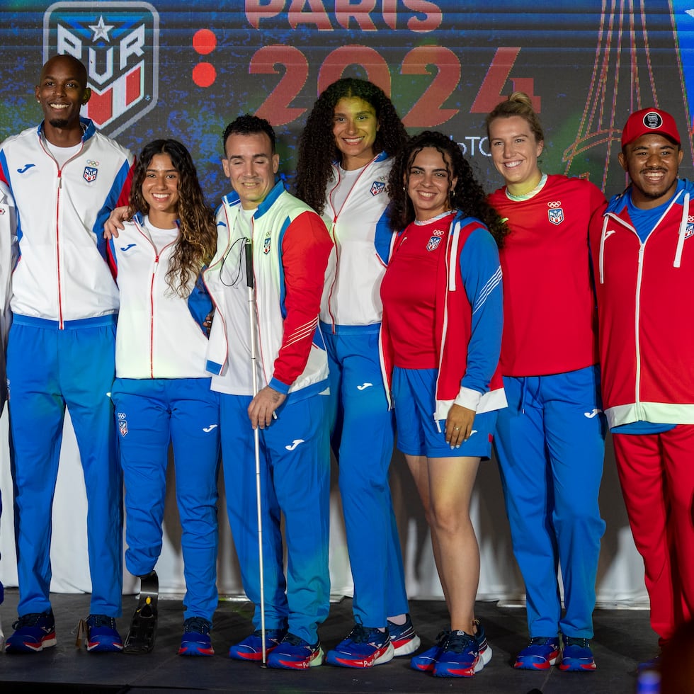 Varios de los atletas de Puerto Rico muestran el uniforme que usarán en los Juegos Olímpicos y Paralímpicos de París 2024.