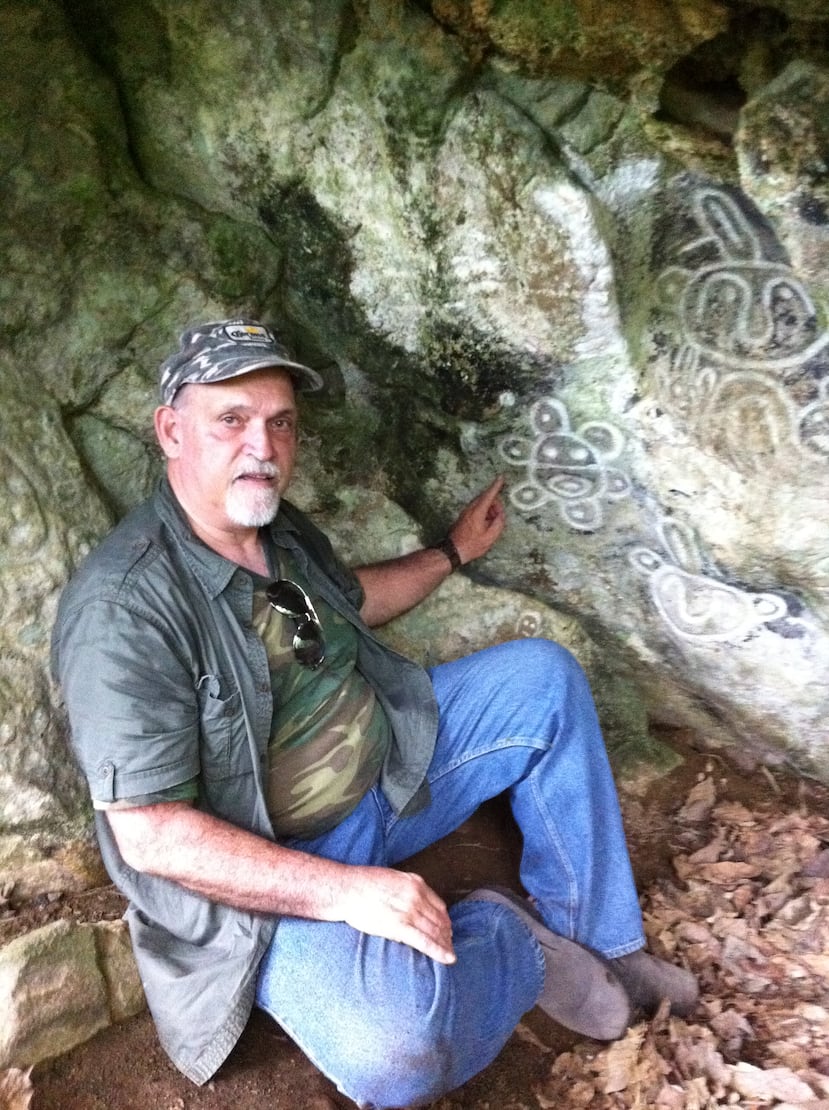 Arqueólogo Miguel Rodríguez López, exrector del Centro de Estudios Avanzados de Puerto Rico y el Caribe (CEAPRC), muestra geroglíficos taínos en Jayuya.