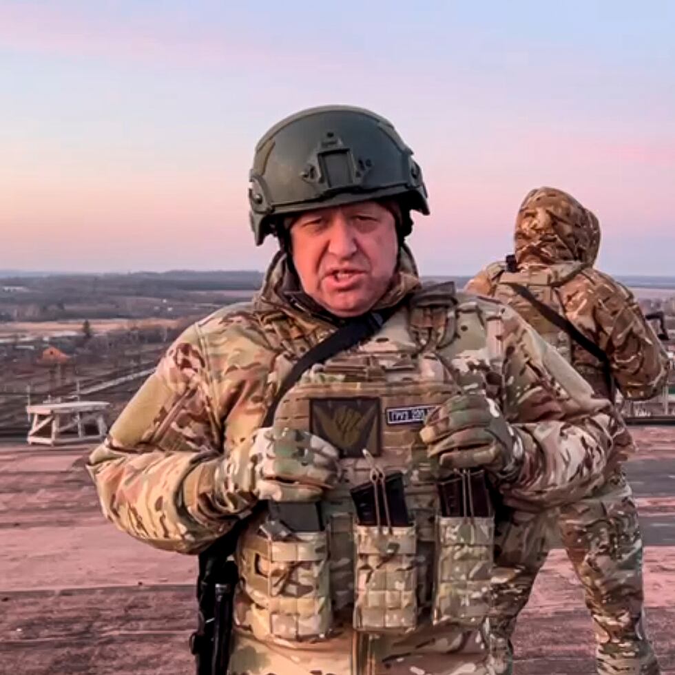 En esta imagen tomada de un video publicado por el Servicio de Prensa Prigozhin el viernes 3 de marzo de 2023, Yevgeny Prigozhin, el propietario del contratista militar Grupo Wagner, se dirige al presidente ucraniano Volodymyr Zelensky desde un sitio no especificado en Ucrania.