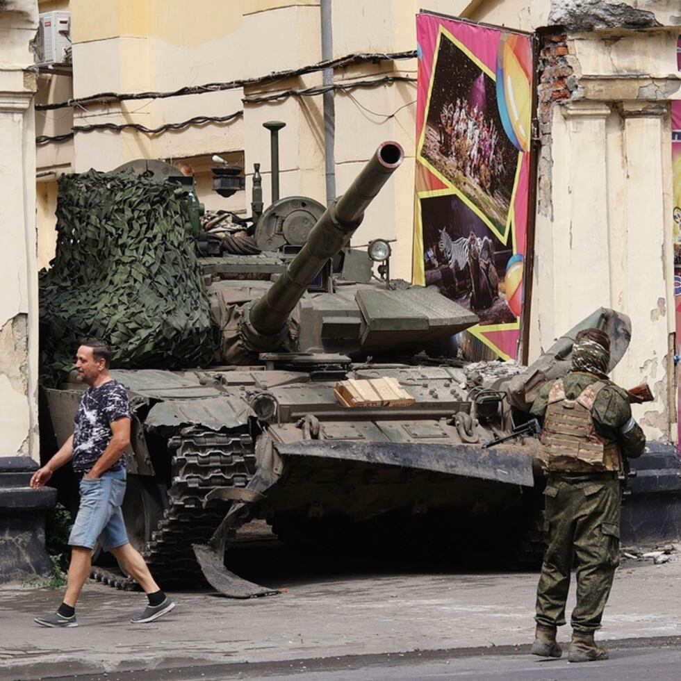 Soldados rusos junto a un tanque vigilan una zona de Rostov del Don, Rusia, el sábado 24 de junio de 2023. (Vasily Deryugin, casa editorial Kommersant vía AP)