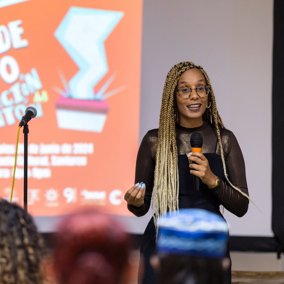 The campaign kicked off with an event held on Wednesday at Pública Espacio Cultural in Santurce, which brought together dozens of people in a conversation on the importance of the youth vote. In the photo, Loidymar Duprey González, program manager of La Tejedora.