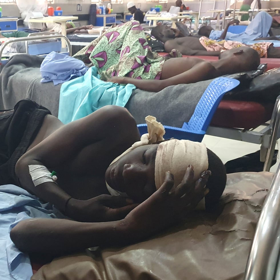 Víctimas heridas de un atentado cometido por una atacante suicida recibe atención médica en un hospital de Maiduguri, Nigeria, el domingo 30 de junio de 2024.