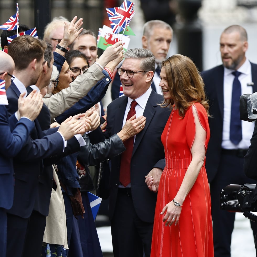 El nuevo Primer Ministro de Gran Bretaña, Keir Starmer y su esposa Victoria Starmer, saludan a los simpatizantes cuando llegan a Downing Street en Londres, Gran Bretaña.