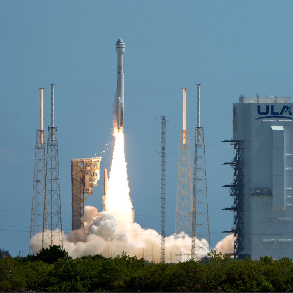La cápsula Starliner de Boeing, impulsada por un cohete Atlas V, despega del Complejo de Lanzamiento Espacial 41 en la Estación de la Fuerza Espacial de Cabo Cañaveral hacia la Estación Espacial Internacional, el miércoles 5 de junio.