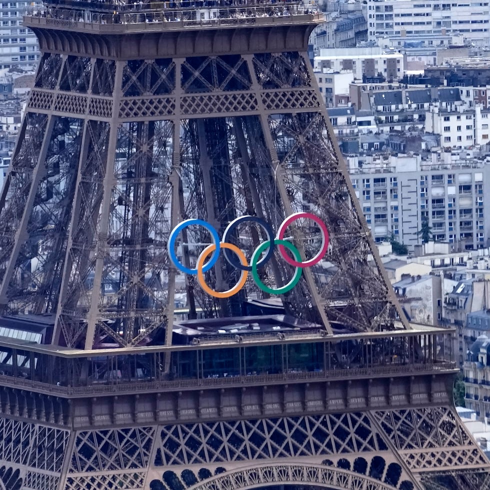 Los anillos olímpicos decoran la Torre Eiffel en París, Francia.