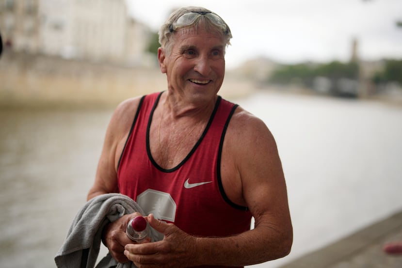 Joel Stratte-McClure, un nadador estadounidense de 75 años, sonríe después de un breve chapuzón en el río Sena, el jueves 4 de julio, en París. El río Sena ha resultado inseguro según los resultados de las pruebas publicados el viernes pasado, menos de un mes antes de los Juegos Olímpicos de París.