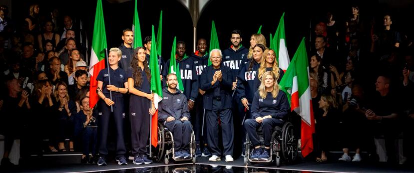 Giorgio Armani posa junto al grupo de atletas que modelaron las piezas que la firma creó para París 2024.