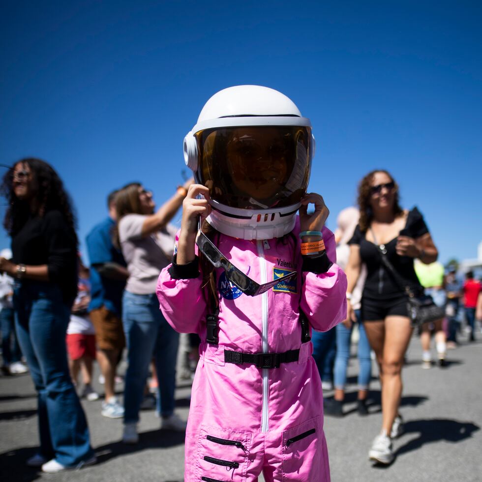 Valentina Hayas, de seis años, se disfrazó de astronauta para disfrutar del evento.


 