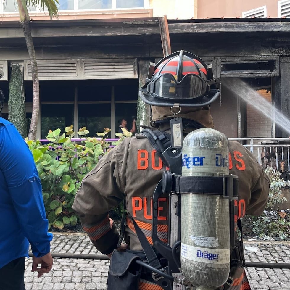 Bomberos extinguen fuego en Laguna Plaza en Paseo Caribe, no se reportaron heridos.