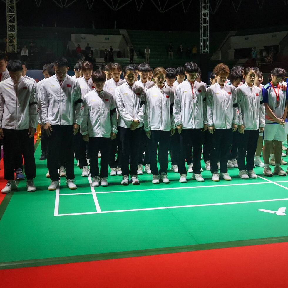 Jugadores y funcionarios de bádminton de Yogyakarta rindieron homenaje a Zhang Zhijie guardando un minuto de silencio.