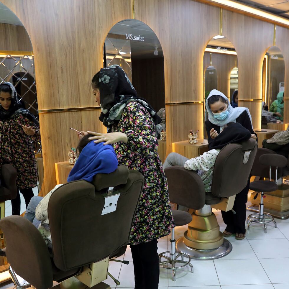 Imagen de archivo de esteticistas maquillando a clientes en el salón de belleza Sra. Sadat en Kabul, Afganistán.