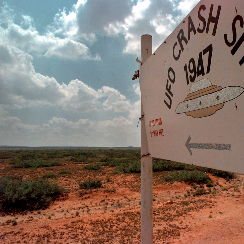 Un letrero muestra, en 1997, a los viajantes el inicio del "Recorrido de lugares de choques de ovnis de 1947", en Roswell.