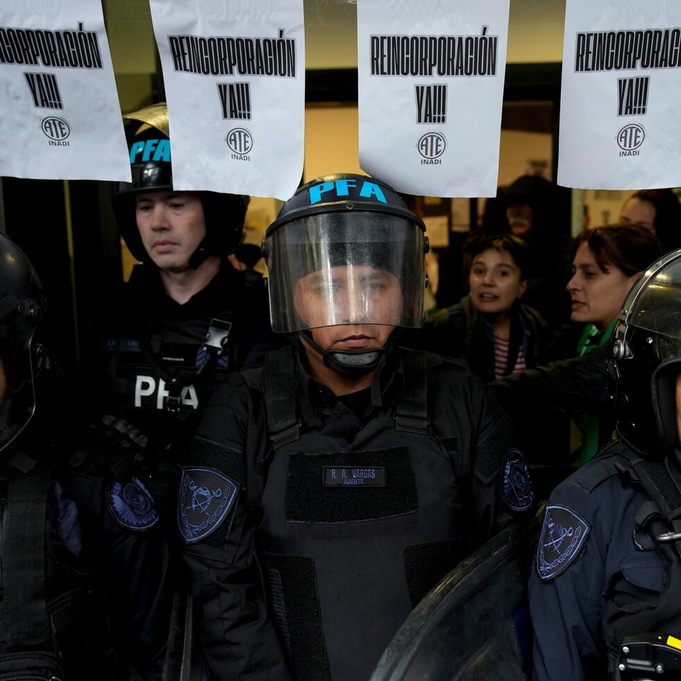 La policía hace guardia fuera del Instituto Nacional contra la Discriminación, la Xenofobia y el Racismo (INADI) para impedir la entrada de trabajadores que fueron despedidos en Buenos Aires, Argentina, el miércoles 3 de abril de 2024.