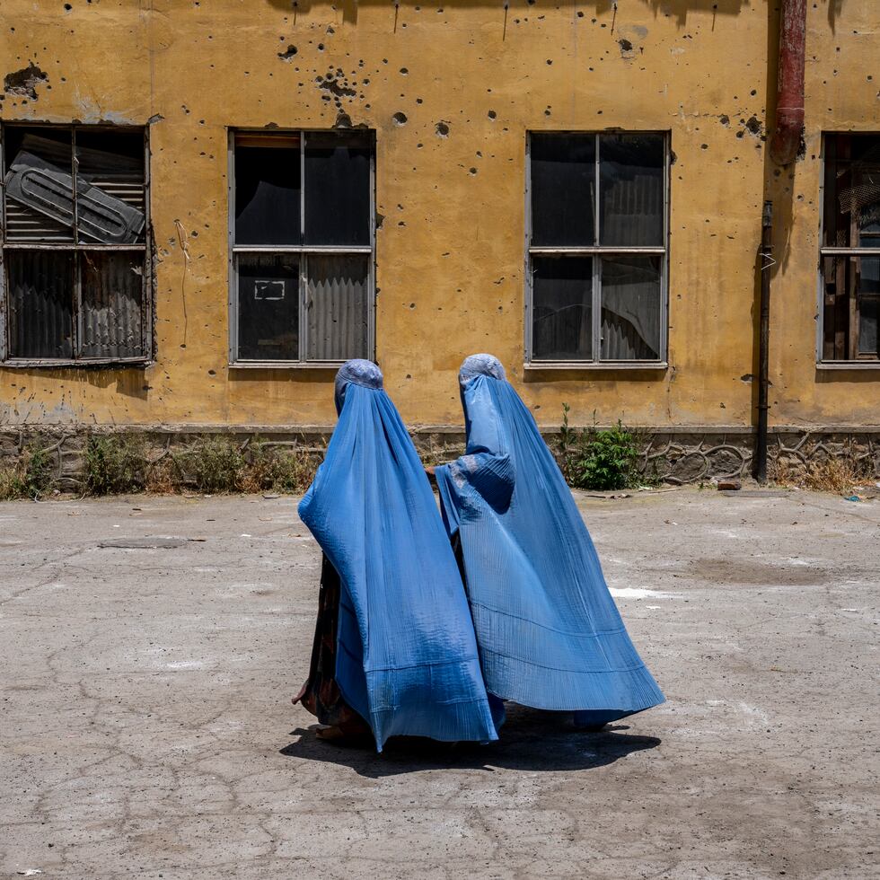 Mujeres afganas esperan a recibir raciones de comida distribuidas por un grupo humanitario en Kabul, Afganistán, el 28 de mayo de 2023. (AP Foto/Ebrahim Noroozi, Archivo)