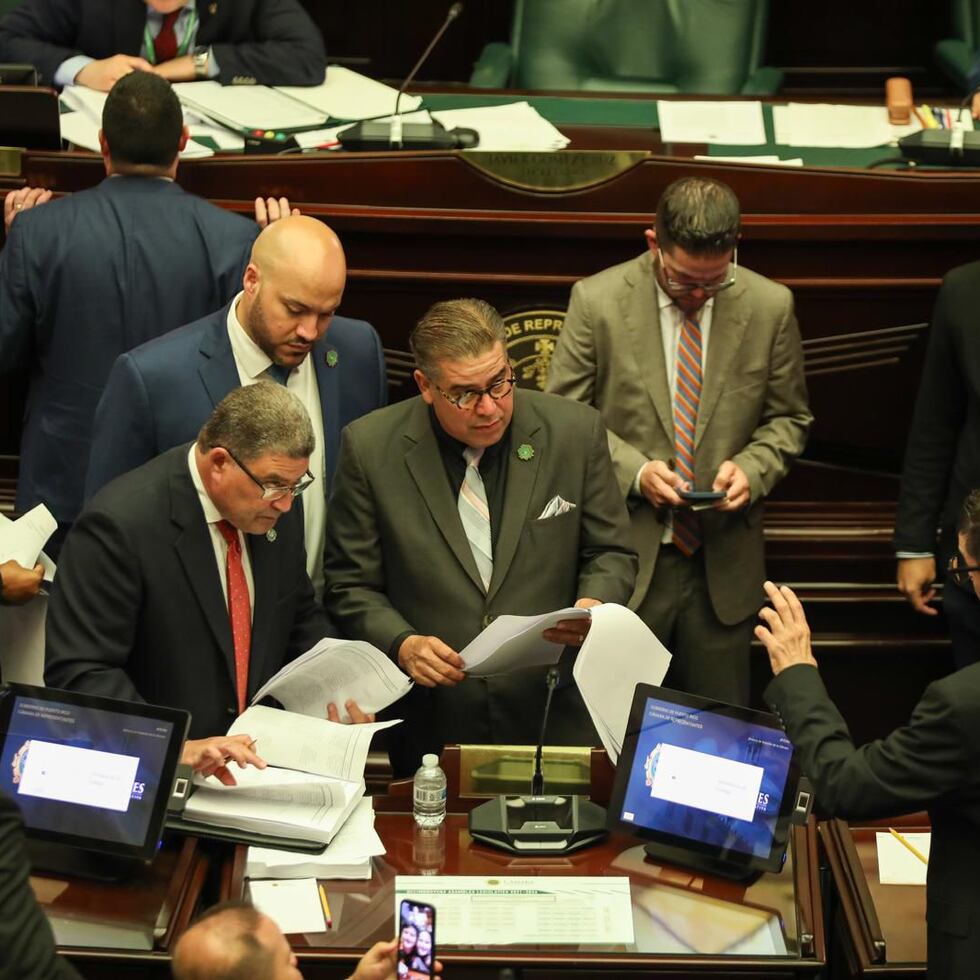 El presidente cameral, Rafael “Tatito” Hernández Montañez (centro), ordenó que continuara la votación pasada la medianoche, pese al reclamo de “ilegalidad” de algunos representantes.