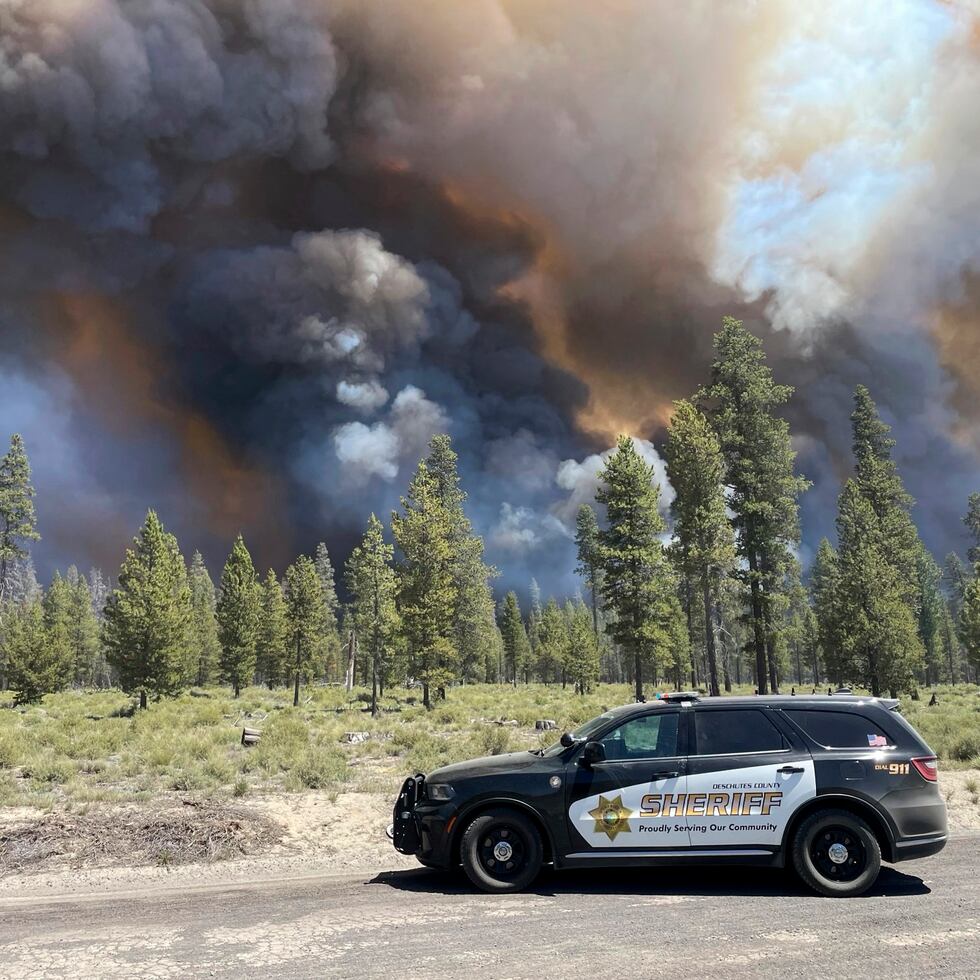 En esta foto, proporcionada por la policía del condado Deschutes, puede verse el humo provocado por un incendio forestal cerca de La Pine, Oregon.