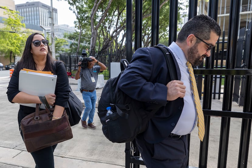 Gabriela Cintrón y Jason González, abogados de defensa de Félix Verdejo, a su llegada este martes al Tribunal federal.