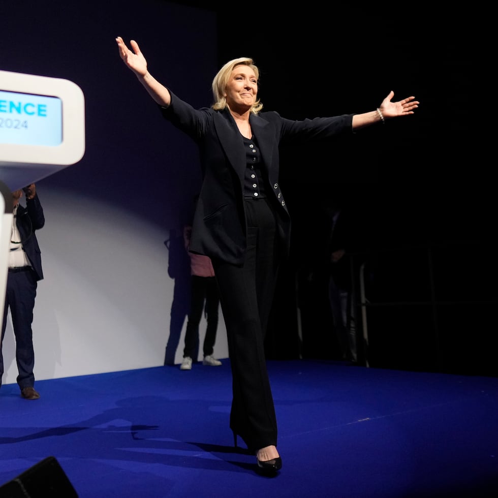 Los resultados oficiales sugieren que el partido nacionalista y antiinmigración de Marine Le Pen, Agrupación Nacional, tiene muchas opciones de obtener una mayoría en la cámara baja del parlamento.