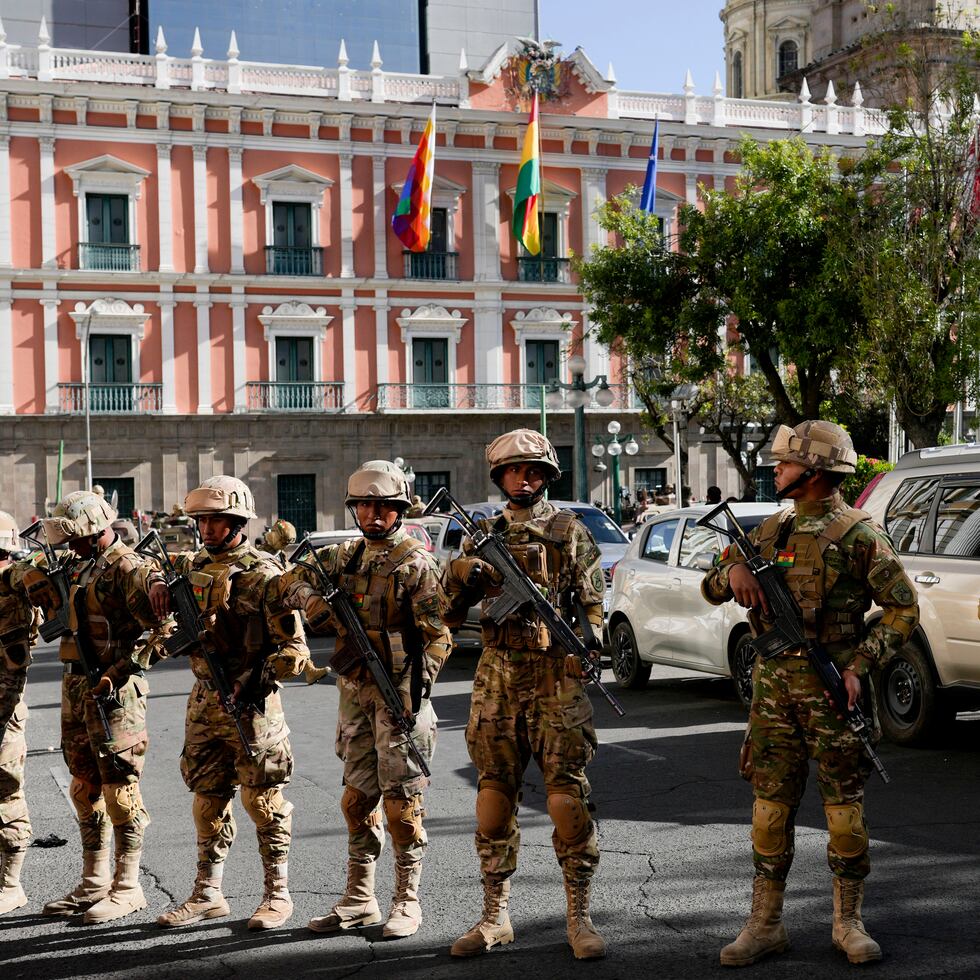 Varias tanquetas militares y un grupo de soldados se ubicaron el miércoles frente a la sede gubernamental en La Paz, que más tarde llegaron a ingresar al palacio, tras forzar la entrada con los vehículos blindados.
