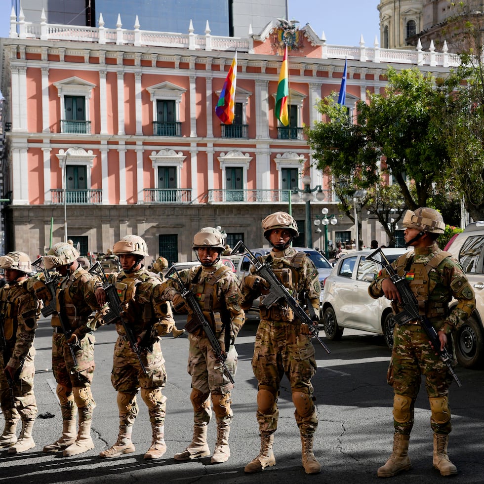 Los militares se movilizaron a la plaza Murillo frente al palacio presidencial.