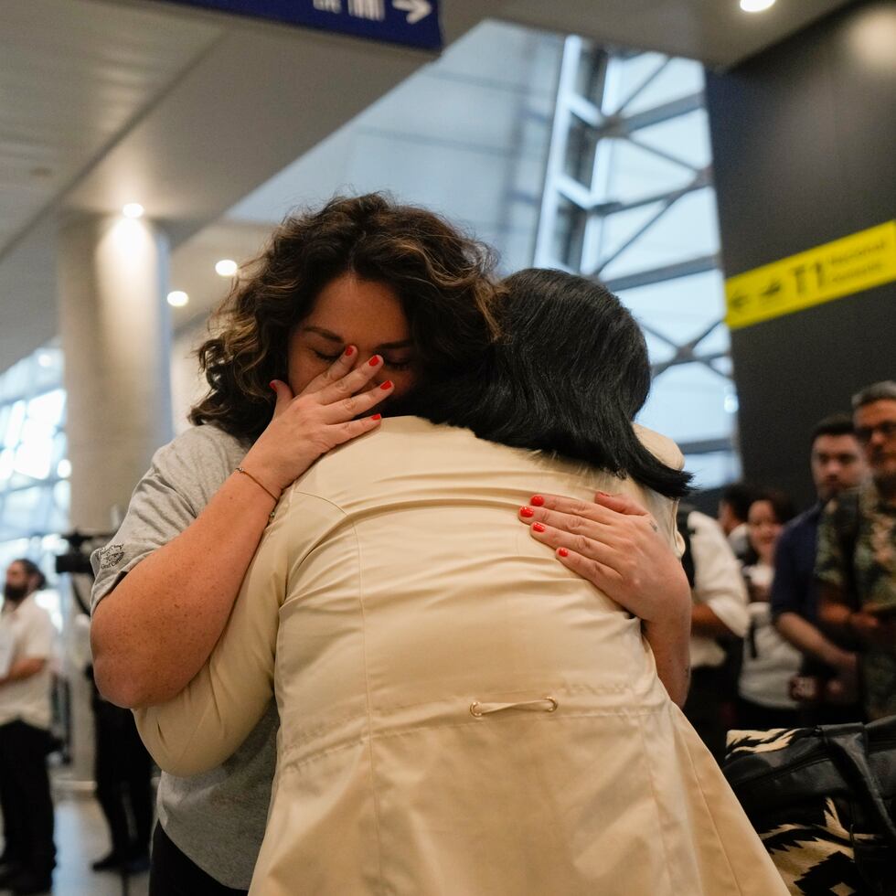 María Hastings, quien vive en Tampa, FL, abraza por primera vez a su madre biológica a su llegada al aeropuerto de Santiago, Chile.