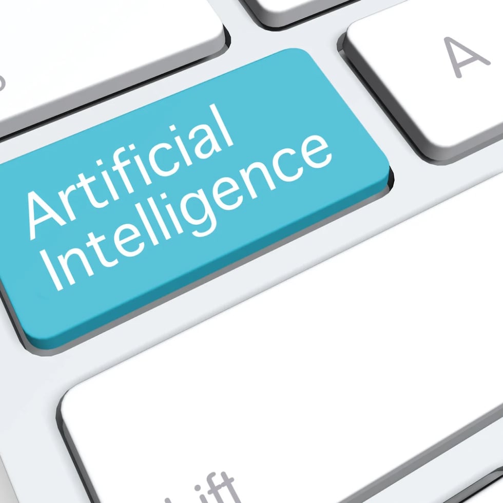La inteligencia artificial, o IA, es tecnología que permite que las computadoras simulen la inteligencia humana.