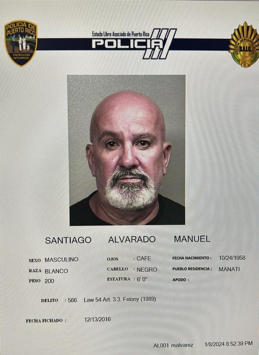 Manuel Santiago Alvarado fue identificado como el sospechoso de asesinar a tiros a Ada Torres Morales, de 75 años, y al hijo de esta, José E. Rosa Torres de 49 años. Luego del crimen, Santiago Alvarado se suicidó en Bayamón.