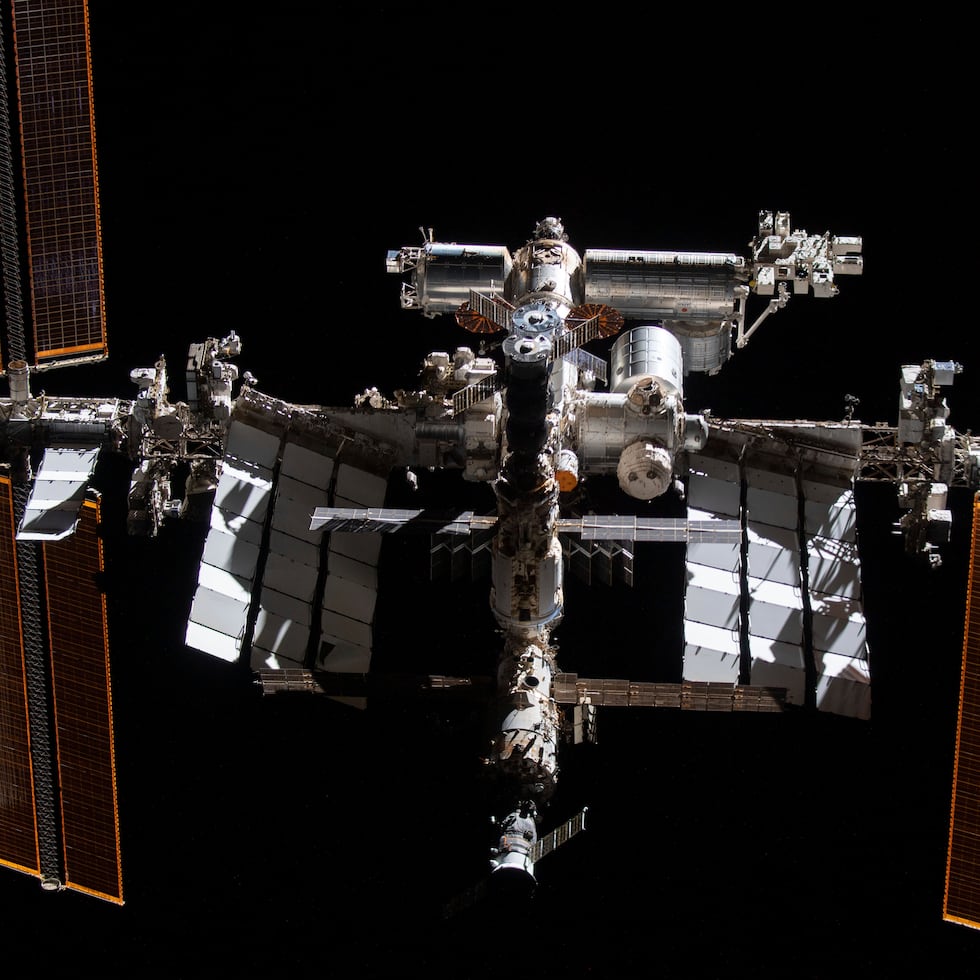 Esta foto facilitada por la NASA muestra la Estación Espacial Internacional desde el SpaceX Crew Dragon Endeavour durante un vuelo alrededor del laboratorio orbital
